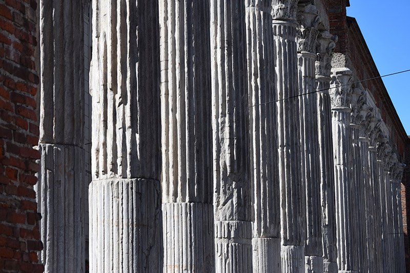 Foto di matrimonio dall’aria antica: un percorso archeologico a Milano